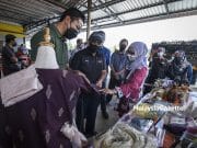 Ronald enggan ulas spekulasi Sahruddin calon MB Johor Menteri Pertanian dan Industri Makanan (MAFI), Datuk Seri Dr. Ronald Kiandee (tengah) melawat ruang pameran pada Program Jelajah Dialog Industri Agromakanan bersama Komuniti Agromakanan Johor di Pau Mira Frozen Sdn Bhd, Muar, Johor. Foto HAZROL ZAINAL, 02 MAC 2022.