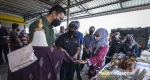 Menteri Pertanian dan Industri Makanan (MAFI), Datuk Seri Dr. Ronald Kiandee (tengah) melawat ruang pameran pada Program Jelajah Dialog Industri Agromakanan bersama Komuniti Agromakanan Johor di Pau Mira Frozen Sdn Bhd, Muar, Johor. Foto HAZROL ZAINAL, 02 MAC 2022.