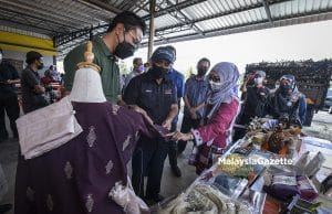 Menteri Pertanian dan Industri Makanan (MAFI), Datuk Seri Dr. Ronald Kiandee (tengah) melawat ruang pameran pada Program Jelajah Dialog Industri Agromakanan bersama Komuniti Agromakanan Johor di Pau Mira Frozen Sdn Bhd, Muar, Johor. Foto HAZROL ZAINAL, 02 MAC 2022.