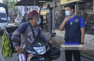 Chee Siang kena kerja keras di DUN Tangkak Calon Barisan Nasional (BN) N.10 Tangkak, Ong Chee Siang (kanan) menyantuni sebahagian penduduk setempat bagi meraih undi ketika sesi walkabout sempena kempen Pilihan Raya Negeri (PRN) Johor di Pasar Awam Tangkak, Johor. Foto HAZROL ZAINAL, 03 MAC 2022.