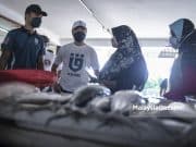 Tun M beria-ria mahu bantu kempen Pejuang – Mukhriz Presiden Parti Pejuang Tanah Air (Pejuang), Datuk Seri Mukhriz Mahathir (kiri) bersama calon Pejuang N.10 Tangkak, Muhammad Airel Zabridin (dua kiri) beramah mesra dengan penduduk setempat bagi meraih undi sempena kempen Pilihan Raya Negeri (PRN) Johor di Pasar Awam Tangkak, Johor. Foto HAZROL ZAINAL, 03 MAC 2022.