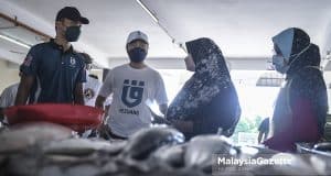 Presiden Parti Pejuang Tanah Air (Pejuang), Datuk Seri Mukhriz Mahathir (kiri) bersama calon Pejuang N.10 Tangkak, Muhammad Airel Zabridin (dua kiri) beramah mesra dengan penduduk setempat bagi meraih undi sempena kempen Pilihan Raya Negeri (PRN) Johor di Pasar Awam Tangkak, Johor. Foto HAZROL ZAINAL, 03 MAC 2022.