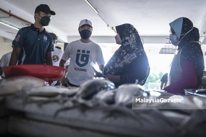 Presiden Parti Pejuang Tanah Air (Pejuang), Datuk Seri Mukhriz Mahathir (kiri) bersama calon Pejuang N.10 Tangkak, Muhammad Airel Zabridin (dua kiri) beramah mesra dengan penduduk setempat bagi meraih undi sempena kempen Pilihan Raya Negeri (PRN) Johor di Pasar Awam Tangkak, Johor. Foto HAZROL ZAINAL, 03 MAC 2022.