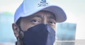 Presiden Parti Pejuang Tanah Air (Pejuang), Datuk Seri Mukhriz Mahathir bercakap kepada media selepas mengiringi calon Pejuang N.10 Tangkak, Muhammad Airel Zabridin meraih undi sempena kempen Pilihan Raya Negeri (PRN) Johor di Pasar Awam Tangkak, Johor. Foto HAZROL ZAINAL, 03 MAC 2022.