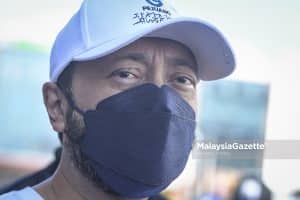 Presiden Parti Pejuang Tanah Air (Pejuang), Datuk Seri Mukhriz Mahathir bercakap kepada media selepas mengiringi calon Pejuang N.10 Tangkak, Muhammad Airel Zabridin meraih undi sempena kempen Pilihan Raya Negeri (PRN) Johor di Pasar Awam Tangkak, Johor. Foto HAZROL ZAINAL, 03 MAC 2022.