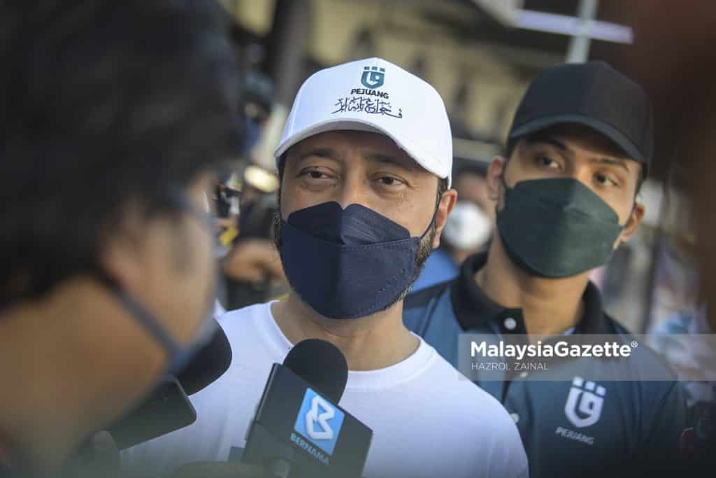 Presiden Parti Pejuang Tanah Air (Pejuang), Datuk Seri Mukhriz Mahathir bercakap kepada media selepas mengiringi calon Pejuang N.10 Tangkak, Muhammad Airel Zabridin meraih undi sempena kempen Pilihan Raya Negeri (PRN) Johor di Pasar Awam Tangkak, Johor. Foto HAZROL ZAINAL, 03 MAC 2022.