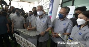 Prime Minister, Datuk Seri Ismail Sabri Yaakob (centre) signing a plaque during his visit to Residensi PR1MA Larkin Indah at Larkin, Johor Bahru. He is accompanied by the Minister of Housing and Local Government, Datuk Seri Reezal Merican Naina Merican (left) and the caretaker Menteri Besar of Johor, Datuk Hasni Mohammad (second right). PIX: FAREEZ FADZIL / MalaysiaGazette / 04 MARCH 2022