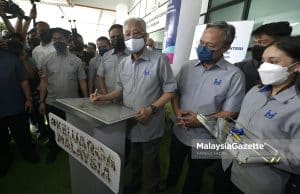 Prime Minister, Datuk Seri Ismail Sabri Yaakob (centre) signing a plaque during his visit to Residensi PR1MA Larkin Indah at Larkin, Johor Bahru. He is accompanied by the Minister of Housing and Local Government, Datuk Seri Reezal Merican Naina Merican (left) and the caretaker Menteri Besar of Johor, Datuk Hasni Mohammad (second right). PIX: FAREEZ FADZIL / MalaysiaGazette / 04 MARCH 2022