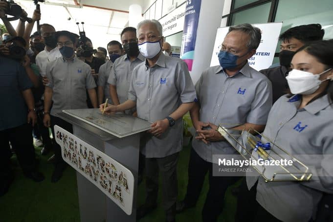 Prime Minister, Datuk Seri Ismail Sabri Yaakob (centre) signing a plaque during his visit to Residensi PR1MA Larkin Indah at Larkin, Johor Bahru. He is accompanied by the Minister of Housing and Local Government, Datuk Seri Reezal Merican Naina Merican (left) and the caretaker Menteri Besar of Johor, Datuk Hasni Mohammad (second right). PIX: FAREEZ FADZIL / MalaysiaGazette / 04 MARCH 2022