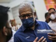 PN lebih realistik bukan di awang-awangan Pengarah Pilihanraya Perikatan Nasional (PN), Datuk Seri Hamzah Zainudin bercakap pada media selepas selesaimenghadiri Majlis Penyerahan Kunci Rumah Ahli Koperasi Perumahan Awam Malaysia Berhad (KOPAMA) di Dewan Rakyat Sungai Mas, Felda Sungai Mas, Johor. Foto AMIRUL SHAUFIQ, 05 MAC 2022.