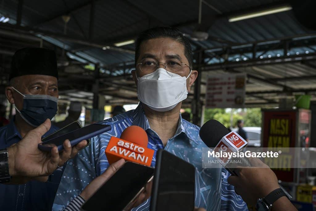 Pengarah Pilihan Raya Perikatan Nasional, Datuk Seri Mohamed Azmin Ali bercakap kepada media selepas Program Santai Bersama Orang Muo sempena kempen Pilihan Raya Negeri (PRN) Johor di Warung Bond, Muar, Johor. Foto HAZROL ZAINAL, 06 MAC 2022.