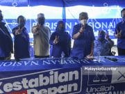 Pengerusi Barisan Nasional (BN), Datuk Seri Dr. Ahmad Zahid Hamidi (tiga kanan) bergambar kenangan dengan calon Barisan Nasional (BN) N.15 Maharani, Noor Farah Samsudin (tengah) serta barisan kepimpinan BN pada Ceramah Umum BN sempena kempen Pilihan Raya Negeri (PRN) Johor di PDM Parit Keroma, Muar, Johor. Foto HAZROL ZAINAL, 06 MAC 2022.
