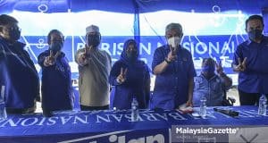 Pengerusi Barisan Nasional (BN), Datuk Seri Dr. Ahmad Zahid Hamidi (tiga kanan) bergambar kenangan dengan calon Barisan Nasional (BN) N.15 Maharani, Noor Farah Samsudin (tengah) serta barisan kepimpinan BN pada Ceramah Umum BN sempena kempen Pilihan Raya Negeri (PRN) Johor di PDM Parit Keroma, Muar, Johor. Foto HAZROL ZAINAL, 06 MAC 2022.