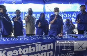 Pengerusi Barisan Nasional (BN), Datuk Seri Dr. Ahmad Zahid Hamidi (tiga kanan) bergambar kenangan dengan calon Barisan Nasional (BN) N.15 Maharani, Noor Farah Samsudin (tengah) serta barisan kepimpinan BN pada Ceramah Umum BN sempena kempen Pilihan Raya Negeri (PRN) Johor di PDM Parit Keroma, Muar, Johor. Foto HAZROL ZAINAL, 06 MAC 2022.