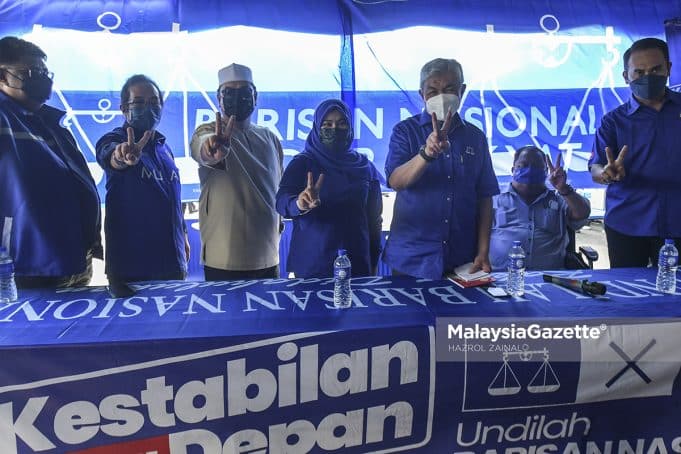 Pengerusi Barisan Nasional (BN), Datuk Seri Dr. Ahmad Zahid Hamidi (tiga kanan) bergambar kenangan dengan calon Barisan Nasional (BN) N.15 Maharani, Noor Farah Samsudin (tengah) serta barisan kepimpinan BN pada Ceramah Umum BN sempena kempen Pilihan Raya Negeri (PRN) Johor di PDM Parit Keroma, Muar, Johor. Foto HAZROL ZAINAL, 06 MAC 2022.