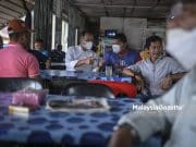 Zulkurnain yakin Orang Asli masih ‘deposit tetap’ BN Calon Barisan Nasional (BN) N.18 Sri Medan, Datuk Zulkurnain Kamisan (tengah) beramah mesra dengan penduduk setempat bagi meraih undi ketika sesi walkabout sempena kempen Pilihan Raya Negeri (PRN) Johor di Pekan Seri Medan, Batu Pahat, Johor. Foto HAZROL ZAINAL, 07 MAC 2022.