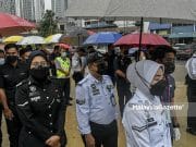 Hujan tak halang anggota polis keluar mengundi awal