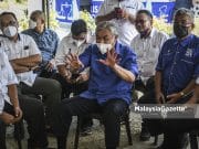 Pengerusi Barisan Nasional (BN), Datuk Seri Dr. Ahmad Zahid Hamidi (tengah) beramah mesra dengan tetamu yang hadir pada Ceramah Umum BN sempena kempen Pilihan Raya Negeri (PRN) Johor di PDM Sawah Ring, Tangkak, Johor. Foto HAZROL ZAINAL, 10 MAC 2022.