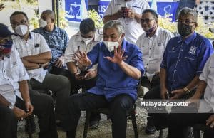 Pengerusi Barisan Nasional (BN), Datuk Seri Dr. Ahmad Zahid Hamidi (tengah) beramah mesra dengan tetamu yang hadir pada Ceramah Umum BN sempena kempen Pilihan Raya Negeri (PRN) Johor di PDM Sawah Ring, Tangkak, Johor. Foto HAZROL ZAINAL, 10 MAC 2022.