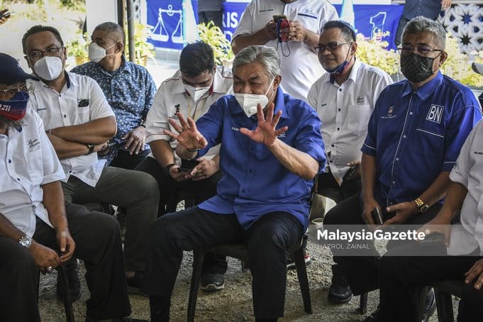 Pengerusi Barisan Nasional (BN), Datuk Seri Dr. Ahmad Zahid Hamidi (tengah) beramah mesra dengan tetamu yang hadir pada Ceramah Umum BN sempena kempen Pilihan Raya Negeri (PRN) Johor di PDM Sawah Ring, Tangkak, Johor. Foto HAZROL ZAINAL, 10 MAC 2022.