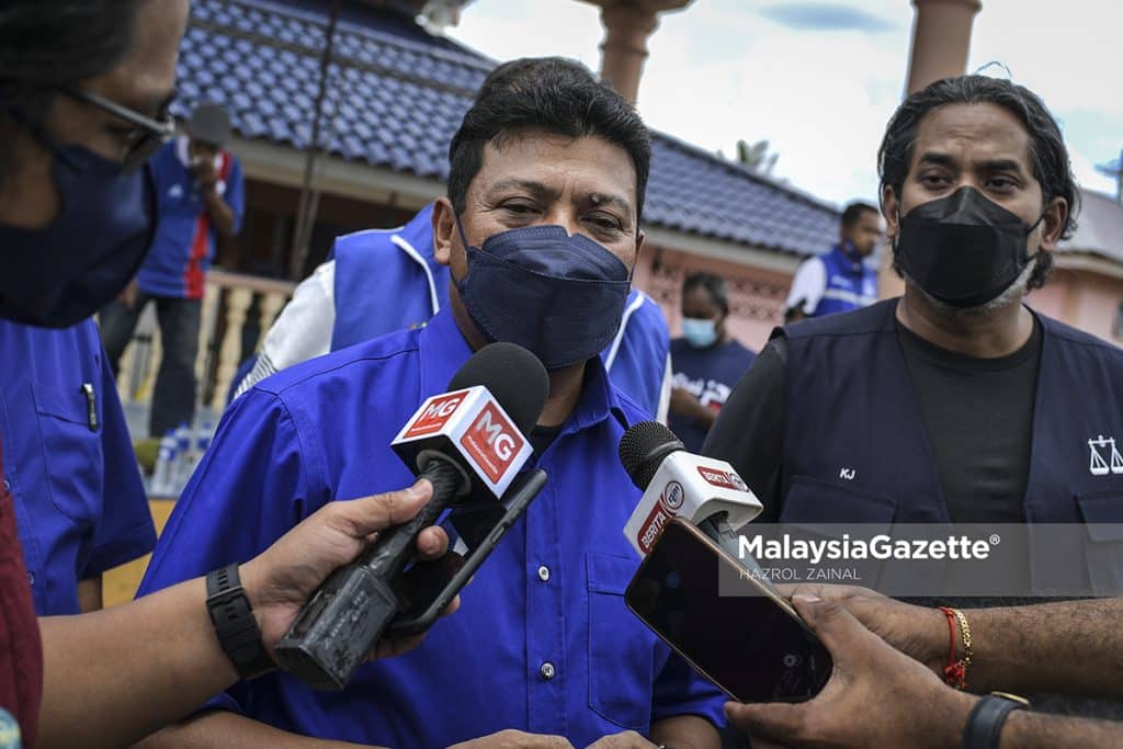 Calon Barisan Nasional (BN) N.07 Bukit Kepong, Ismail Mohamad bercakap kepada media selepas sesi walkabout sempena kempen Pilihan Raya Negeri (PRN) Johor di FELCRA Bukit Kepong, Labis, Johor. Foto HAZROL ZAINAL, 10 MAC 2022.