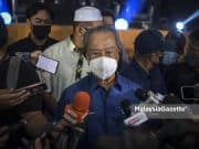 Muhyiddin nafi Tosrin calon MB PN Pengerusi Majlis Pemulihan Negara, Tan Sri Muhyiddin Yassin bercakap kepada media selepas Program Kementerian Pertanian dan Industri Makanan & Majlis Pemulihan Negara Bersama Komuniti Agromakanan Johor di Kompleks Sukan Pagoh, Johor. Foto HAZROL ZAINAL, 11 MAC 2022.
