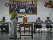 Yang menang perlu buat perubahan, jangan lompat parti – pengundi Pengundi membuang undi di pusat mengundi DUN Maharani pada hari pengundian sempena Pilihan Raya Negeri (PRN) Johor di SMK Seri Muar, Johor. Foto HAZROL ZAINAL, 12 MAC 2022.