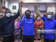 Johor utara menang bergaya – Saarani Calon Barisan Nasional (BN) N.08 Bukit Pasir, Mohamad Fadzli Mohamad Salleh (tengah) dijulang Menteri Besar Perak, Datuk Seri Saarani Mohamad (kanan) selepas menang dalam Pilihan Raya Negeri (PRN) Johor di Kompleks Seri Pekembar, Pagoh, Johor. Foto HAZROL ZAINAL, 12 MAC 2022.