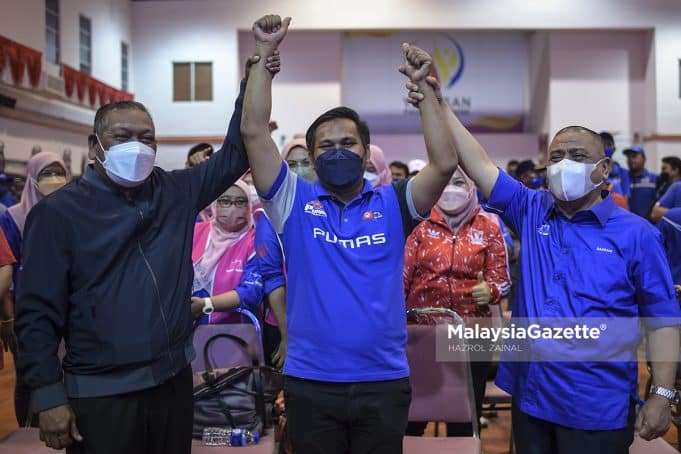 Calon Barisan Nasional (BN) N.08 Bukit Pasir, Mohamad Fadzli Mohamad Salleh (tengah) dijulang Menteri Besar Perak, Datuk Seri Saarani Mohamad (kanan) selepas menang dalam Pilihan Raya Negeri (PRN) Johor di Kompleks Seri Pekembar, Pagoh, Johor. Foto HAZROL ZAINAL, 12 MAC 2022.