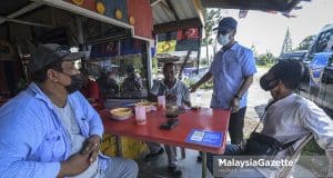 ADUN Bukit Naning baharu, Datuk Mohd Fuad Tukirin (dua kanan) menyantuni pengundi sebagai tanda terima kasih selepas memenangi kerusi Pilihan Raya Negeri (PRN) Johor N.14 Bukit Naning di Warung Hentian Mesra Selalu, Muar, Johor. Foto HAZROL ZAINAL, 13 MAC 2022.