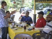 ADUN Gambir baharu, Sahrihan Jani (kiri) menyantuni pengundi sebagai tanda terima kasih selepas memenangi kerusi Pilihan Raya Negeri (PRN) Johor DUN Gambir di Kampung Meranti Sundai, Tangkak, Johor. Foto HAZROL ZAINAL, 14 MAC 2022.