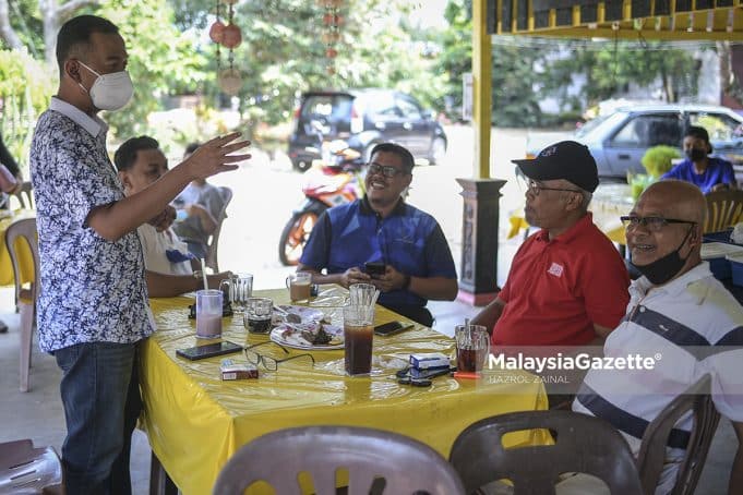 ADUN Gambir baharu, Sahrihan Jani (kiri) menyantuni pengundi sebagai tanda terima kasih selepas memenangi kerusi Pilihan Raya Negeri (PRN) Johor DUN Gambir di Kampung Meranti Sundai, Tangkak, Johor. Foto HAZROL ZAINAL, 14 MAC 2022.