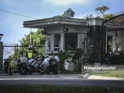 Rumah rasmi MB, bangunan UMNO Johor sunyi The policemen monitoring the situation outside the Johor Menteri Besar Official Residence at Johor Bahru after Barisan Nasional (BN) won the Johor State Election. PIX: HAZROL ZAINAL / MalaysiaGazette / 15 MARCH 2022. MB Johor UMNO