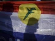 Mahkamah tolak permohonan UMNO gantung prosiding kes saman SRC UMNO flag SRC International money-laundering misappropriation