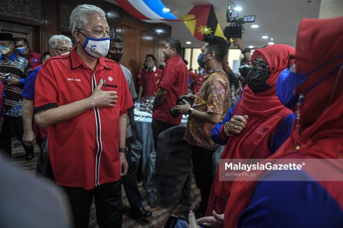 Prime Minister cum Vice-President of UMNO, Datuk Seri Ismail Sabri Yaakob greets the UMNO Division Vice-Presidents Club (NKB1) 2022 members during the UMNO General Assembly 2021 (PAU 2021) at the World Trade Centre Kuala Lumpur (WTCKL). PIX: AFFAN FAUZI / MalaysiaGazette / 17 MARCH 2022 GE15 General Election