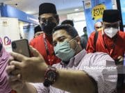 Menteri Kesihatan, Khairy Jamaluddin bergambar bersama orang awam ketika membuat lawatan ke tapak Pameran Korporat Prima Keluarga Malaysia di Pusat Dagangan Dunia Kuala Lumpur (WTCKL). Foto AMIRUL SHAUFIQ, 18 MAC 2022.