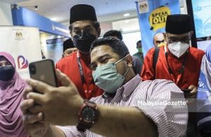 Menteri Kesihatan, Khairy Jamaluddin bergambar bersama orang awam ketika membuat lawatan ke tapak Pameran Korporat Prima Keluarga Malaysia di Pusat Dagangan Dunia Kuala Lumpur (WTCKL). Foto AMIRUL SHAUFIQ, 18 MAC 2022.