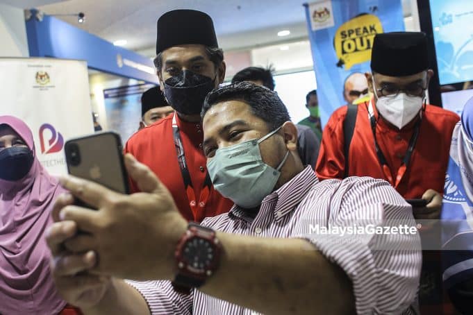 Menteri Kesihatan, Khairy Jamaluddin bergambar bersama orang awam ketika membuat lawatan ke tapak Pameran Korporat Prima Keluarga Malaysia di Pusat Dagangan Dunia Kuala Lumpur (WTCKL). Foto AMIRUL SHAUFIQ, 18 MAC 2022.