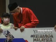 PM Sampaikan Sumbangan Yayasan Keluarga Malaysia