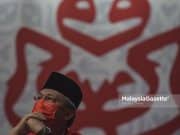 Hasni serah kepada pucuk pimpinan untuk bertanding Parlimen Pengerusi Badan Perhubungan UMNO Johor, Datuk Hasni Mohammad pada Perhimpunan Agung UMNO 2021 di Pusat Dagangan Dunia Kuala Lumpur (WTCKL). Foto HAZROL ZAINAL, 18 MAC 2022.