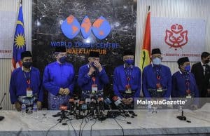 Presiden UMNO, Datuk Seri Dr Ahmad Zahid Hamidi (tengah) bersama Perdana Menteri yang juga Naib Presiden UMNO Datuk Seri Ismail Sabri Yaakob (tiga dari kanan), Timbalan Presiden UMNO, Datuk Seri Mohamad Hasan (dua kiri) hadir pada sidang media selepas selesai Perhimpunan Agung UMNO 2021 di Pusat Dagangan Dunia Kuala Lumpur (WTCKL). Foto AMIRUL SHAUFIQ, 19 MAC 2022.