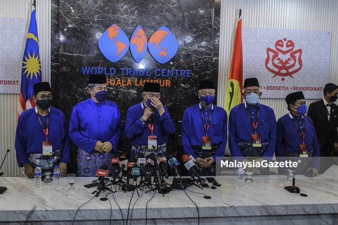 Presiden UMNO, Datuk Seri Dr Ahmad Zahid Hamidi (tengah) bersama Perdana Menteri yang juga Naib Presiden UMNO Datuk Seri Ismail Sabri Yaakob (tiga dari kanan), Timbalan Presiden UMNO, Datuk Seri Mohamad Hasan (dua kiri) hadir pada sidang media selepas selesai Perhimpunan Agung UMNO 2021 di Pusat Dagangan Dunia Kuala Lumpur (WTCKL). Foto AMIRUL SHAUFIQ, 19 MAC 2022.