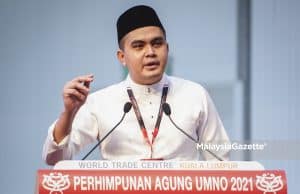 Wakil pembahas Pergerakan Pemuda UMNO, Dr. Muhammad Akmal Saleh berucap pada Sesi Perbahasan Ucapan Dasar Presiden UMNO sempena Perhimpunan Agung UMNO 2021 (PAU 2021) di Pusat Dagangan Dunia Kuala Lumpur (WTCKL). Foto MALAYSIA GAZETTE, 19 MAC 2022.