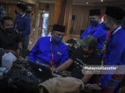 PRU-15: Keputusan mesti ikut konsensus pemimpin UMNO – Reezal Merican Ahli Majlis Tertinggi UMNO, Datuk Seri Reezal Merican Naina Merican beramah mesra dengan petugas media pada Perhimpunan Agung UMNO 2021 di Pusat Dagangan Dunia Kuala Lumpur (WTCKL). Foto HAZROL ZAINAL, 19 MAC 2022.