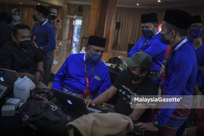 Ahli Majlis Tertinggi UMNO, Datuk Seri Reezal Merican Naina Merican beramah mesra dengan petugas media pada Perhimpunan Agung UMNO 2021 di Pusat Dagangan Dunia Kuala Lumpur (WTCKL). Foto HAZROL ZAINAL, 19 MAC 2022.