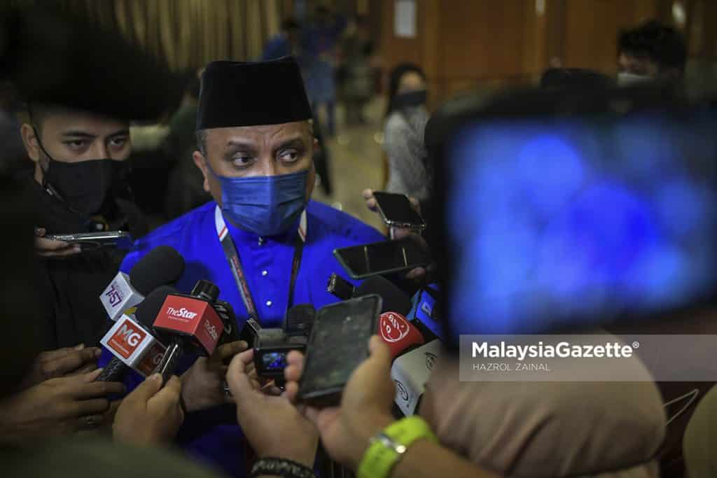 Ahli Majlis Tertinggi UMNO, Datuk Seri Reezal Merican Naina Merican bercakap kepada media selepas melawat pusat media pada Perhimpunan Agung UMNO 2021 di Pusat Dagangan Dunia Kuala Lumpur (WTCKL). Foto HAZROL ZAINAL, 19 MAC 2022.