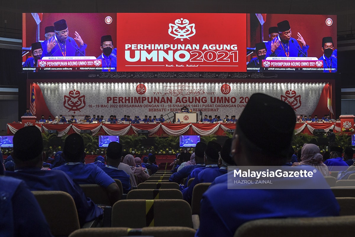 Presiden UMNO, Datuk Seri Dr Ahmad Zahid Hamidi menyampaikan ucapan penggulungan pada Perhimpunan Agung UMNO 2021 (PAU 2021) di Pusat Dagangan Dunia Kuala Lumpur (WTCKL). Foto HAZROL ZAINAL, 19 MAC 2022.