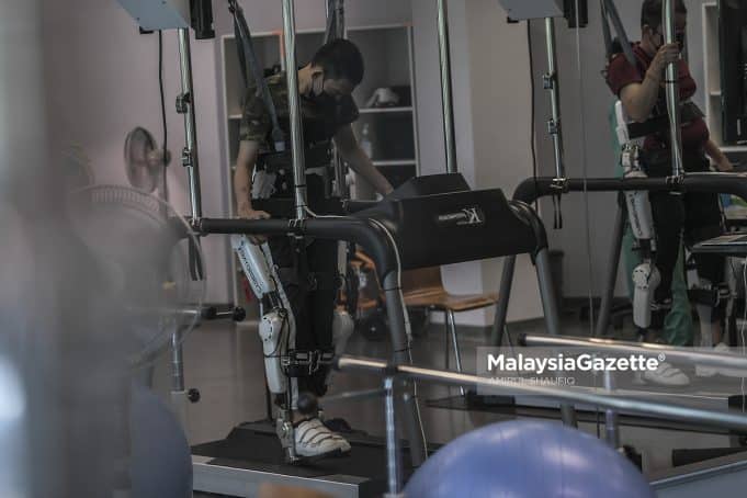 A patient undergoing physiotherapy using the Robot Suit Hybrid Assistive Limb at the Tun Abdul Razak PERKESO Rehabilitation Centre, Melaka. PIX: AMIRUL SHAUFIQ / MalaysiaGazette / 28 MARCH 2022