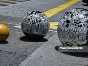Excitement over Afternoon Without Shadow phenomenon The people at Sogo, Kuala Lumpur are excited over the Afternoon Without Shadow (Shadowless Day) phenomenon at 1.19 p.m. PIX: MUHD NA'IM / MalaysiaGazette / 28 MARCH 2022.