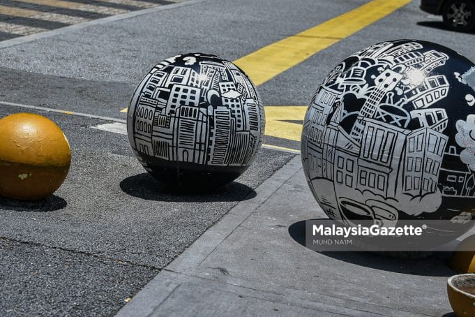 The people at Sogo, Kuala Lumpur are excited over the Afternoon Without Shadow (Shadowless Day) phenomenon at 1.19 p.m. PIX: MUHD NA'IM / MalaysiaGazette / 28 MARCH 2022.